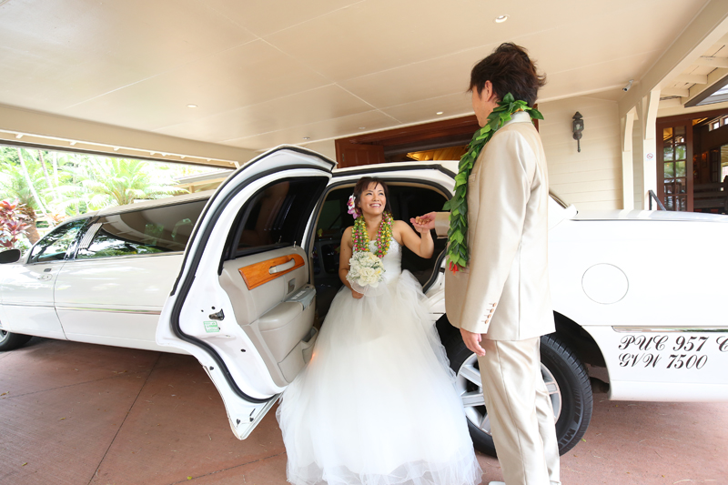 ハワイでリムジンの結婚式撮影