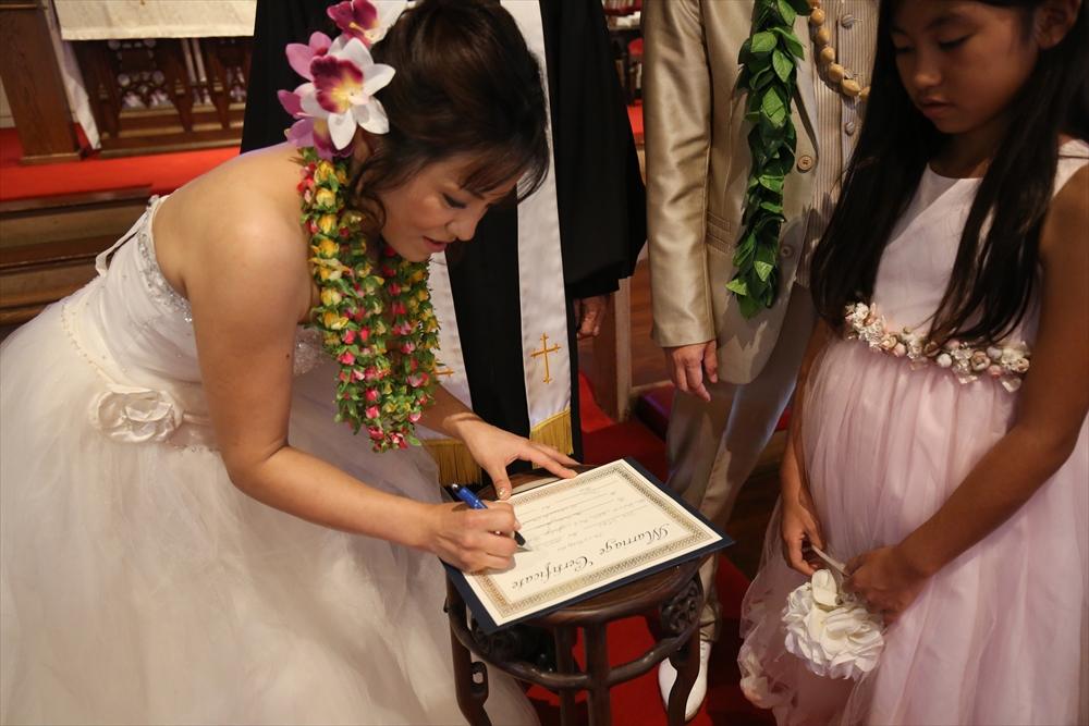 ハワイで結婚証明書のサイン