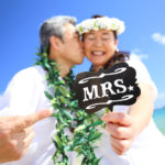 シニアもハワイで結婚記念日やウェディングのビーチ撮影が人気